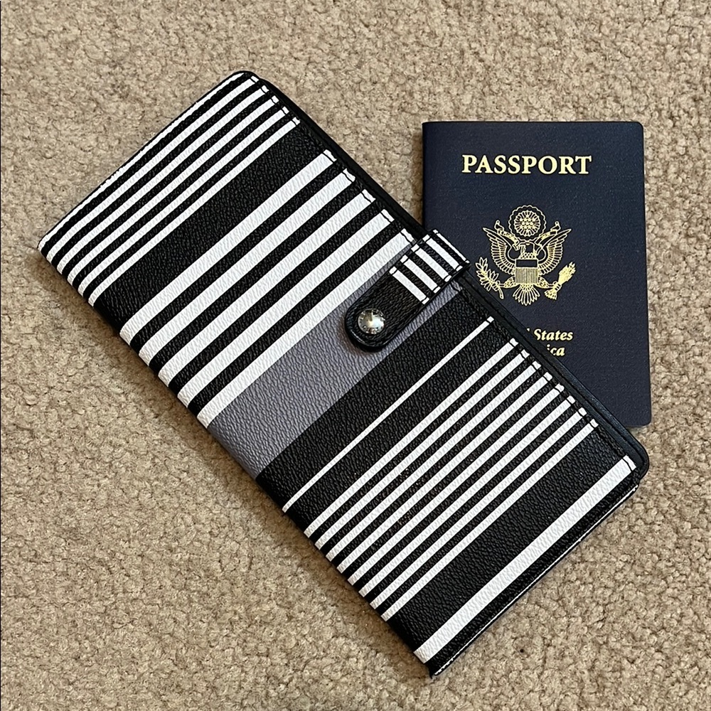 EUC Vera Bradley Black/White Stripe Pebbled Faux Leather Travel Passport Wallet
